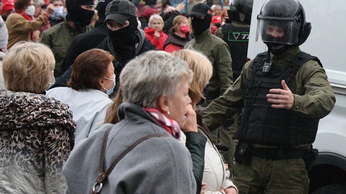 Policie je připravená použít smrticí zbraně, hrozí běloruské úřady
